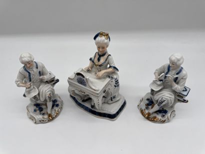 Lot de trois sujets en porcelaine - Scènes...