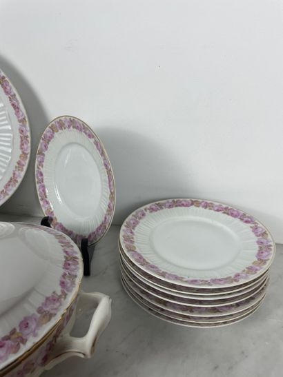 Fraureuth Rose-decorated porcelain service
White...