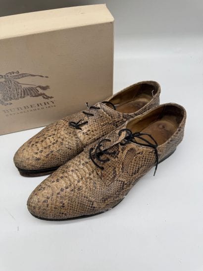 BURBERRY
Paire de chaussures en cuir à aspect...