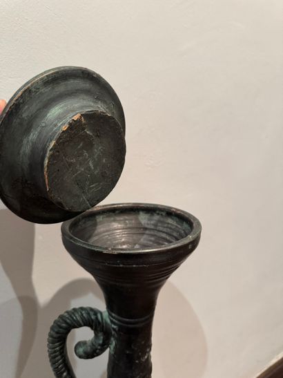 Colonne décorative égyptisante avec tête...