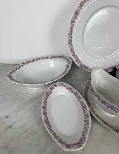 Fraureuth Rose-decorated porcelain service
White...