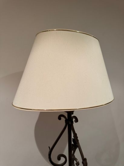 Lampadaire en fer forgé - XXe siècle
Lampadaire...