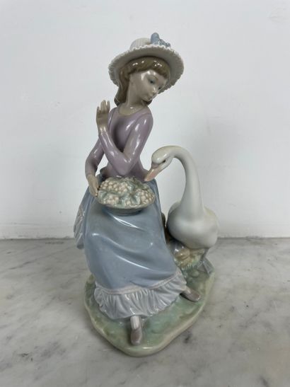Lladró, « Jeune fille et oie au panier »,...