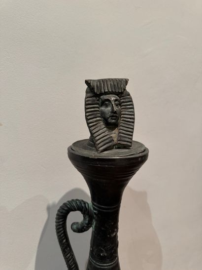 Colonne décorative égyptisante avec tête...