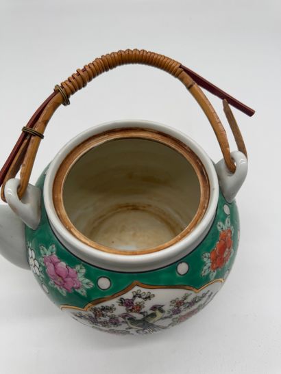 JAPON XXe SIECLE
Théière en porcelaine émaillée...