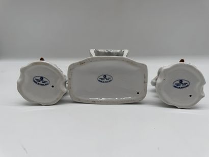 Lot de trois sujets en porcelaine - Scènes...