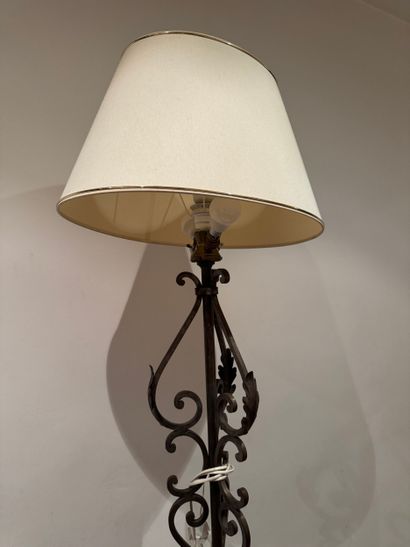 Lampadaire en fer forgé - XXe siècle
Lampadaire...