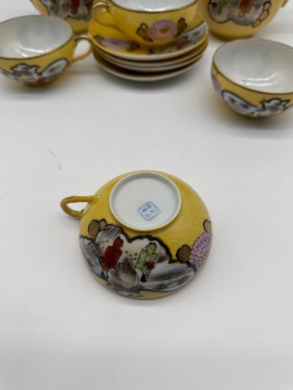 Service à thé asiatique en porcelaine à fond...