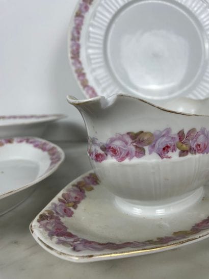 Fraureuth Rose-decorated porcelain service
White...