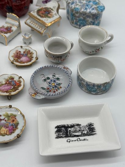 Set of decorative porcelain and ceramic miniatures
Large...