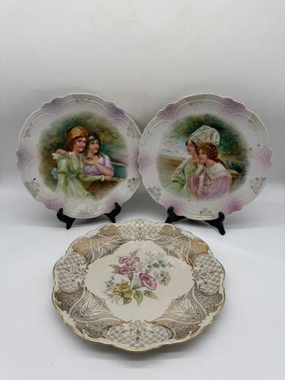 Set of three decorative porcelain plates
Set...