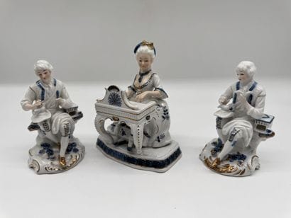 Lot de trois sujets en porcelaine - Scènes...