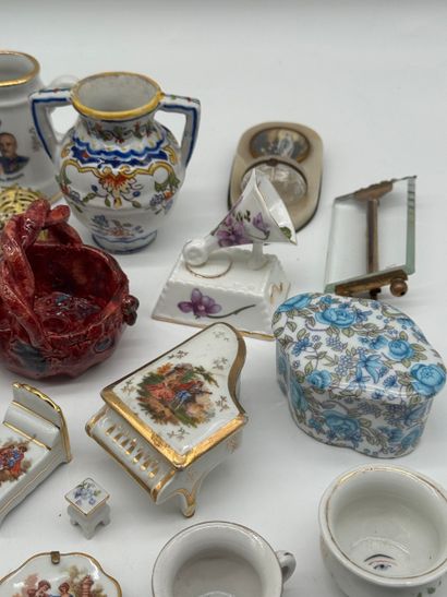 Set of decorative porcelain and ceramic miniatures
Large...