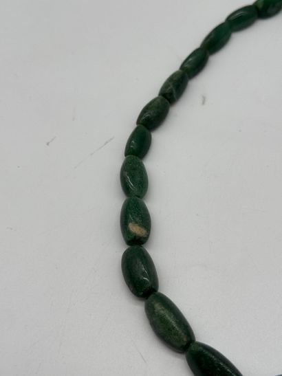 Collier aux pierres vertes
Bon état

Réf...