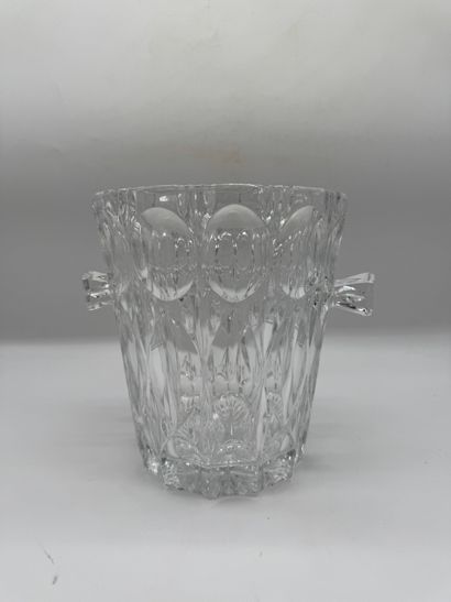 Set of decorative vases and glassware
Includes:
-...