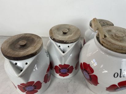 Lot de quatre pièces pour condiments en porcelaine...