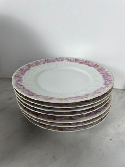 Fraureuth Rose-decorated porcelain service
White...