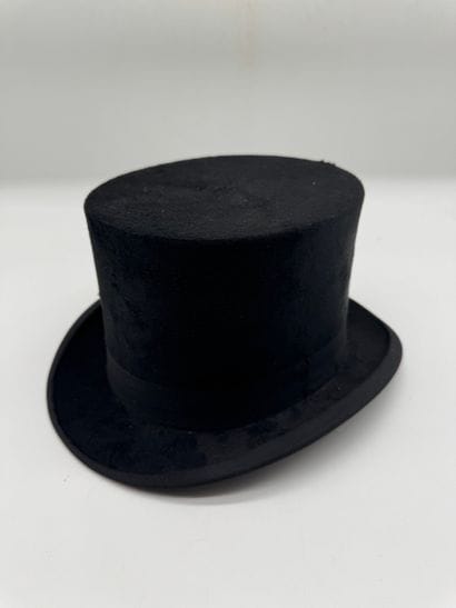 Chapeau haut-de-forme / STEPHAN BOUSSU
Chapeau...