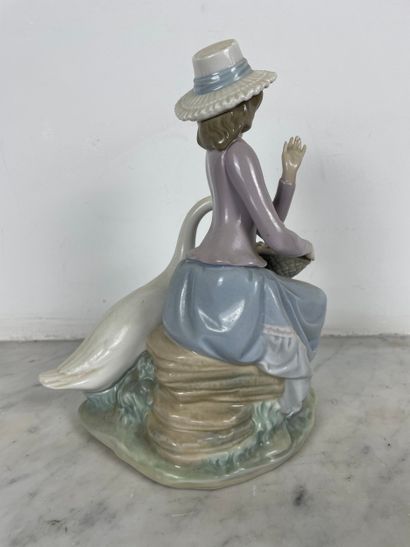 Lladró, « Jeune fille et oie au panier »,...