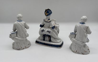 Lot de trois sujets en porcelaine - Scènes...