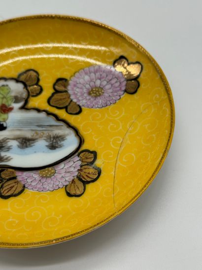 Service à thé asiatique en porcelaine à fond...