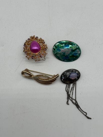 Ensemble composé de quatre broches fantaisie....