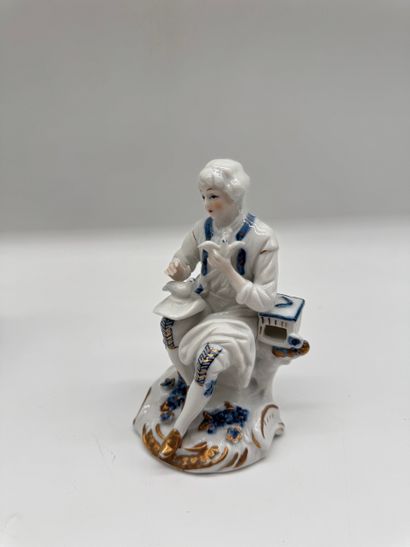 Lot de trois sujets en porcelaine - Scènes...