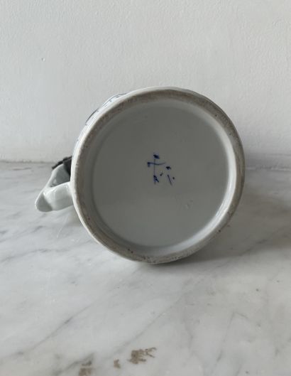 Verseuse couverte en porcelaine à décor bleu...