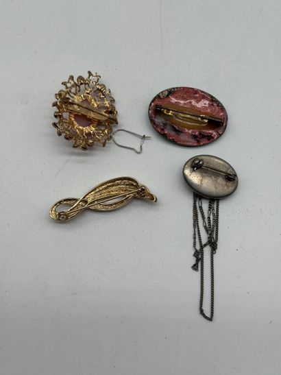 Ensemble composé de quatre broches fantaisie....
