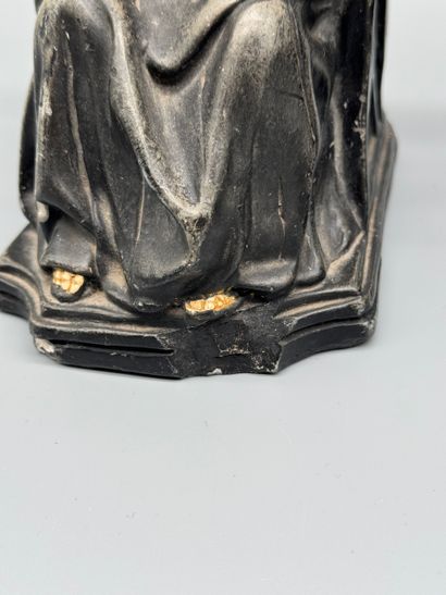 Pair of religious Gothic-style plaster bookends
Chip...
