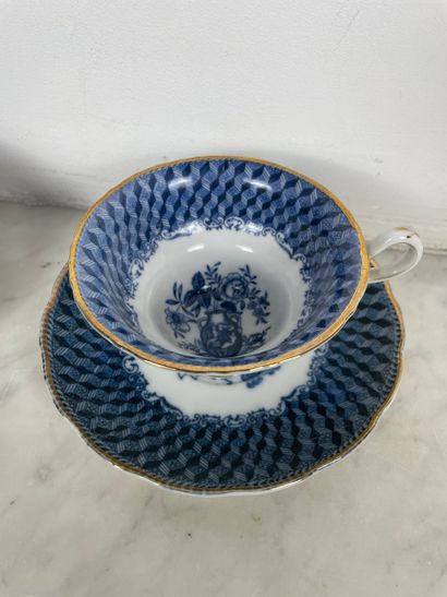 Ensemble de cinq tasses et sous-tasses en...