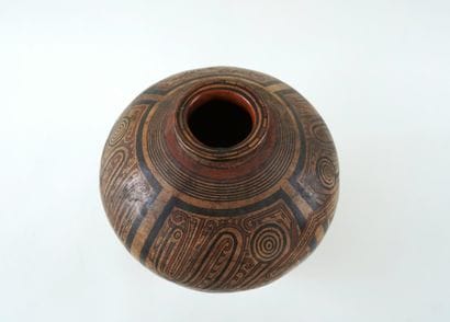 Vase ovoïde en terre cuite ocre rouge avec...