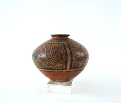 Vase ovoïde en terre cuite ocre rouge avec...
