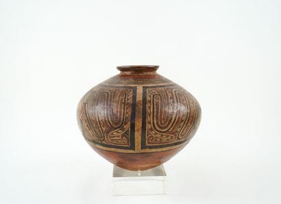 Vase ovoïde en terre cuite ocre rouge avec...