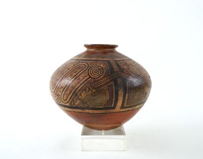Vase ovoïde en terre cuite ocre rouge avec...
