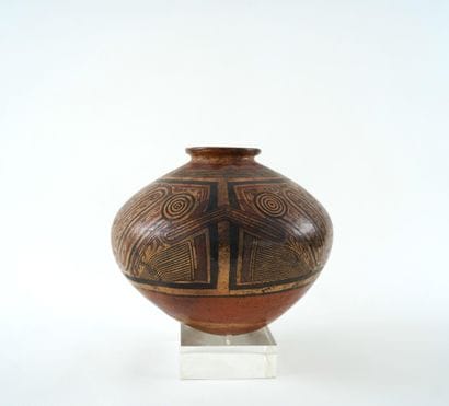 Vase ovoïde en terre cuite ocre rouge avec...