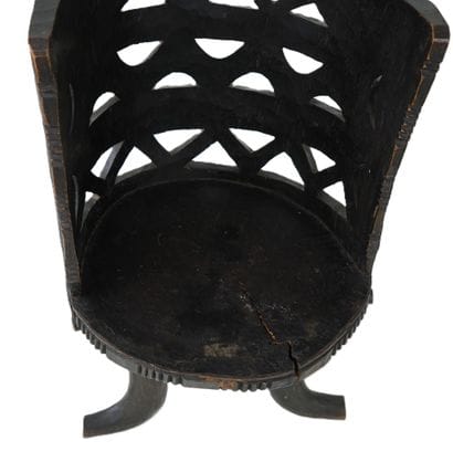 Fauteuil en bois patiné
Le dossier ajouré...