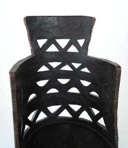 Fauteuil en bois patiné
Le dossier ajouré...