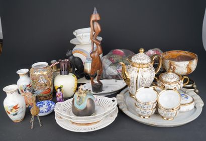 Important lot d'objets divers dont pendules,...