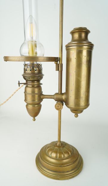 Réunion de deux lampes à pétrole en laiton
Vers...