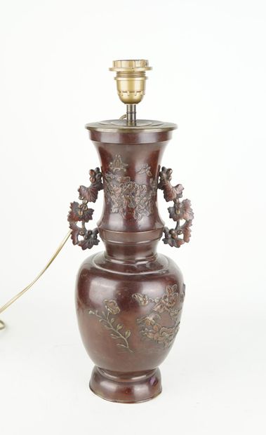 JAPON
Vase en bronze patiné à décor d'insectes...