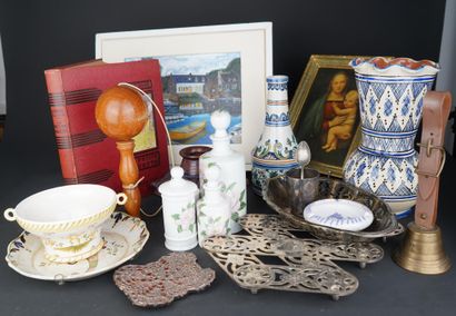 Réunion d'objets divers et de décoration
En...