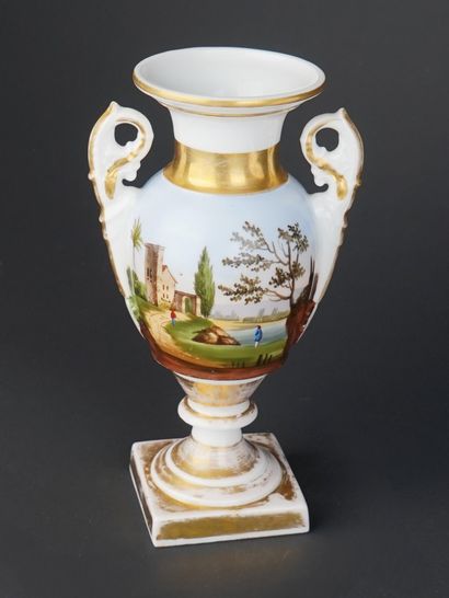 Oeufrier en porcelaine à décor floral imprimé...