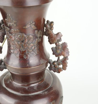 JAPON
Vase en bronze patiné à décor d'insectes...