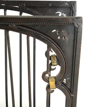 Porte revues en fer forgé et métal à décor...
