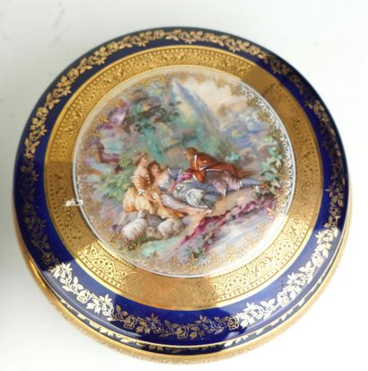LIMOGES
Réunion de trois boîtes en porcelaine
L'une...