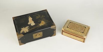 Réunion de deux boîtes, l'une marqueté d'os...