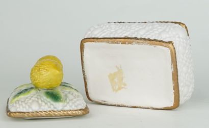 Boîte en porcelaine figurant un panier surmonté...