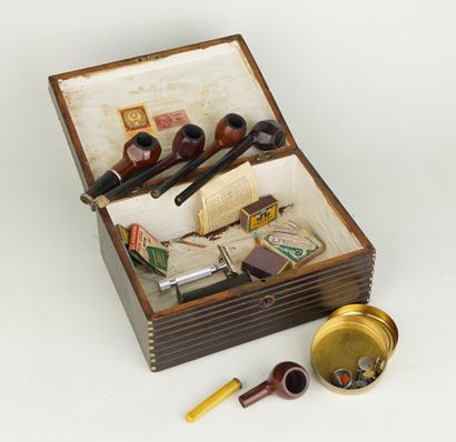 Boîte contenant des pipes et petits éléments...