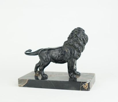 Lion en régule patiné noir
Sur une base en...